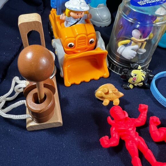 Lot Of 18 Assorted Toys With Plush Figures Vehicles Wristbands & Rainbow Loom - Picture 8 of 9